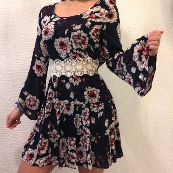 Dresses & Skirts - Long Sleeve Dress || Size Small